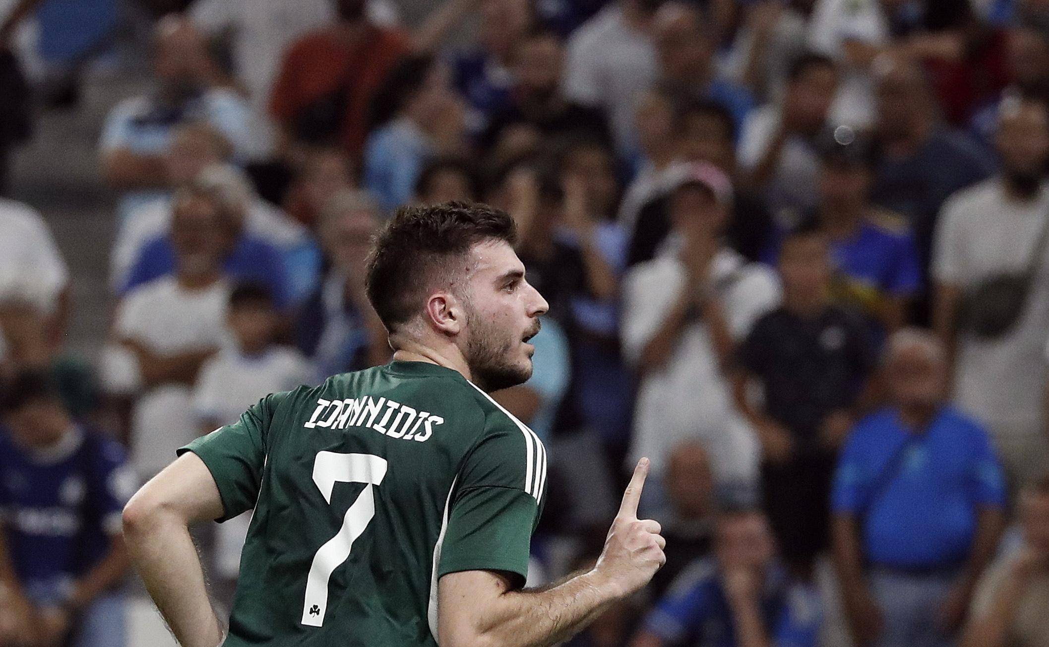 赛前费耶诺德调整名单以备足总杯，远射贴柱环节打磨，气氛紧张，训练强度明显提升的简单介绍