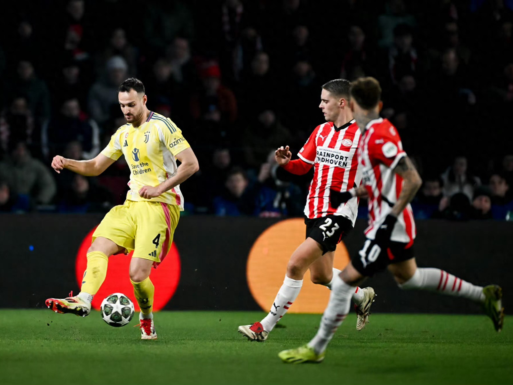 窗口期突围战来临，阿贾克斯围绕欧联回应争议，气氛紧张，球队文化再被提及的简单介绍