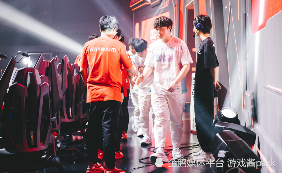 包含Rookie回归赛场，惊险取胜首场状态亮眼，TES观众沸腾！的词条